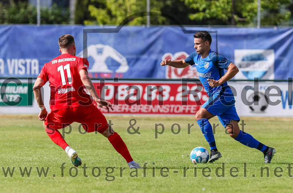 2023-07-08_118_FC_Langengeisling_gegen_TSV_Buchbach | Erding, Deutschland, 08.07.2023:
Fußball, Bezirksliga Oberbayern Ost 2023 / 2024, Testspiel, FC Langengeisling gegen TSV Buchbach, Endergebnis: 0:6

Tobias Stoßberger (TSV Buchbach, #11), Maximilian Hintermaier (FC Langengeisling, #13)

Foto: Christian Riedel / fotografie-riedel.net