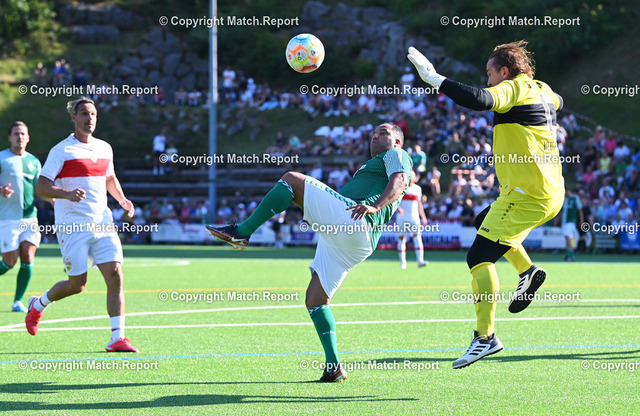 Fussball 100 Jahre SV Mitteltal - Obertal / Jahrhundertspiel | Fussball 100 Jahre SV Mitteltal - Obertal (Kreis Freudenstadt)  15.07.2023TraditionsmannschaftenVfB Stuttgart -  Werder BremenAilton (Mitte, Werder Bremen) gegen Torwart Christoph Weber (re, VfB Stuttgart) und Felix Luz (li, VfB Stuttgart) FOTO: ULMER PressebildagenturxxNOxMODELxRELEASExx