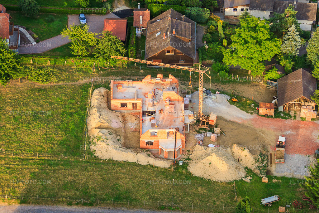 Aerial view: New construction site in Rue Neugarten in Wintzenbach in the state Bas-Rhin, France. – Photo: IMG_30630.jpg taken on 07/09/2010 by Werner Riehm/FLY-FOTO.com – Resolution of the original: 4752 x 3168 px