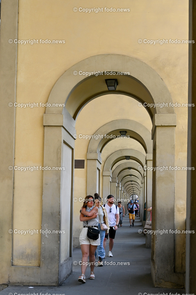 Italien_ Toscana_ Florenz_ 30.05.2024-292 | 30.05.2024, Italien, ITA, Toskana, Florenz im Bild Stadtansichten, Gebäude, Architektur, Touristen, Historisch, Souvenir, Altstadt, Museum, Statuen, Skulpturen, Piazza della Signoria, Statue David, Palazzo Vecchio, Neptunbrunnen, Piazza della Repubblica, Ponte Vecchio, Brücke, Uffizien, Kathedrale Santa Maria del Fiore, Arno, Fluß


Florenz, Firenze, ist eine italienische Großstadt. Nach Einwohnern ist sie die achtgrößte Stadt Italiens. Florenz ist die Hauptstadt sowie größte Stadt der Region Toskana und der Metropolitanstadt Florenz, in der etwa eine Million Menschen leben. Florenz ist für seine Geschichte berühmt. Leonardo da Vinci verbrachte große Teile seiner Jugend in Florenz, Michelangelo fand Unterschlupf in der Kirche der Medici, Galileo Galilei wohnte als Hofmathematiker in den Palästen der Medici. Von 1865 bis 1871 war die Stadt die Hauptstadt des neu gegründeten Königreichs Italien. Das historische Zentrum von Florenz zieht Jahr für Jahr Millionen von Touristen an. Die historische Innenstadt wurde von der UNESCO im Jahre 1982 zum Weltkulturerbe erklärt. 
Quelle: Wikipedia
