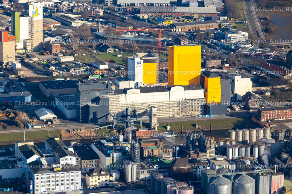 Luftbilder Neuss-8994 | Luftbildfotografie Kaianlagen und Schiffs- Anlegestellen der Binnenschiffahrt mit Verlade- Terminals am Binnenhafen am Am Zollhafen in Neuss im Bundesland Nordrhein-Westfalen, Deutschland. - Realized with Pictrs.com