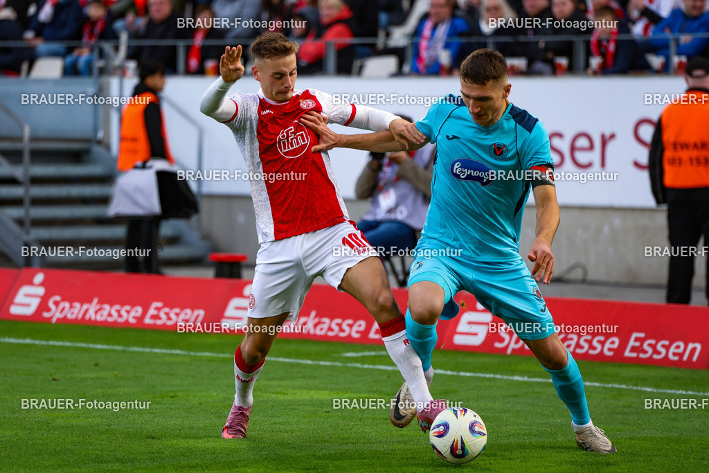 Rot-Weiss Essen - Viktoria Köln - 3.Liga | Essen, Deutschland, 18.10.2025 Marvin Obuz  (Rot-Weiss Essen) und Christoph Greger (Viktoria Köln)  im Kampf um den Ball  während des 3.Liga Spiels zwischen Rot-Weiss Essen- Viktoria Köln im Stadion an der Hafenstraße am 01.08.2025 in Essen. (Foto von Timo Bluhmki-Schmidt/ Brauer Fotoagentur