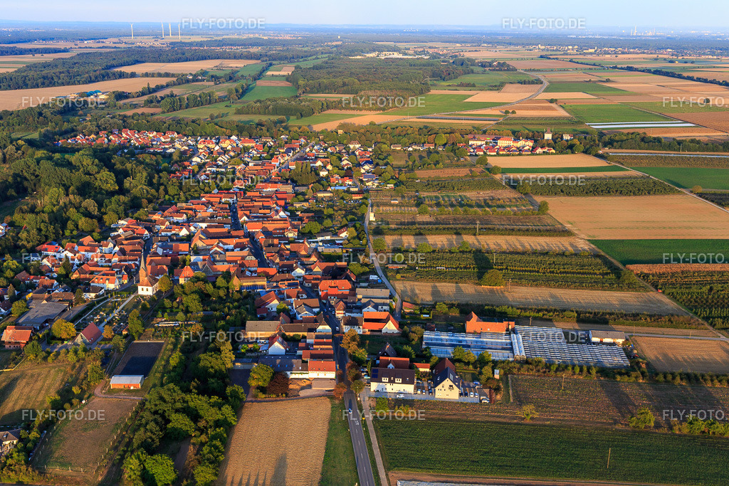 Dorfansicht aus Westen | Luftbild: Dorfansicht aus Westen in Winden im Bundesland Rheinland-Pfalz in Deutschland. Foto: IMG_111874.jpg vom 16.09.2018 durch Werner Riehm/FLY-FOTO.de - Realisiert mit Pictrs.com