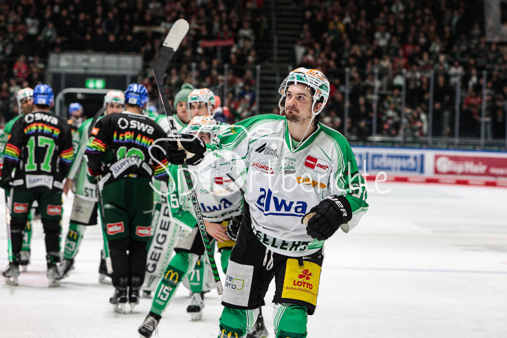 Augsburger Panther - Bietigheim Steelers | Daniel WEISS (SCB #57) bedankt sich bei den mitgereisten Fans