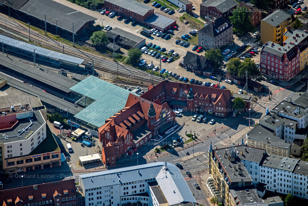 4061635 | STRALSUND 08.09.2021 Gleisverlauf und Gebäude des Hauptbahnhofes der Deutschen Bahn in Stralsund im Bundesland Mecklenburg-Vorpommern, Deutschland. Weiterführende Informationen bei: Deutsche Bahn AG. // Track progress and building of the main station of the railway in Stralsund in the state Mecklenburg - Western Pomerania, Germany. Further information at: Deutsche Bahn AG. Foto: Gerhard Launer
