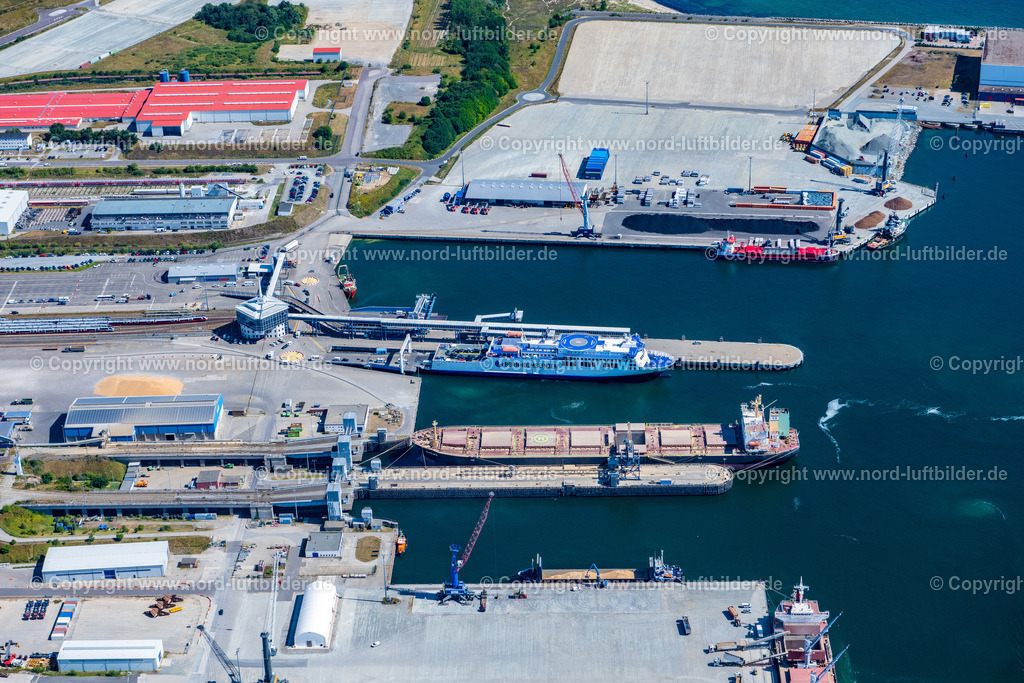 Sassnitz_Industriehafen_ELS_8023100822 | SASSNITZ 10.08.2022 Hafenanlagen an der Meeres- Küste der Ostsee an der Straße Im Fährhafen im Ortsteil Mukran in Sassnitz an der Ostseeküste im Bundesland Mecklenburg-Vorpommern, Deutschland. Weiterführende Informationen bei: Fährhafen Sassnitz GmbH,  Mukran Port Terminals GmbH & Co.KG. // Port facilities on the seashore of the Baltic Sea on street Im Faehrhafen in the district Mukran in Sassnitz at the baltic sea coast in the state Mecklenburg - Western Pomerania, Germany. Further information at: Faehrhafen Sassnitz GmbH,  Mukran Port Terminals GmbH & Co.KG. Foto: Martin Elsen