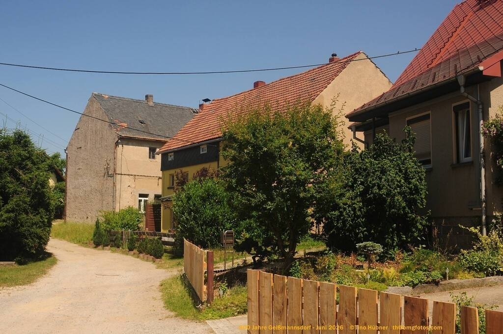 Geißmannsdorf-2026-Ortsbilder-494 | Geißmannsdorf bei Bischofswerda im Sommer 2026. Ein fotografischer Streifzug durch das Dorf Geißmannsdorf, mit Gebäuden, Straßen, Strohpuppen und geschmückten Vorgärten und Grundstücken anlässlich der 800-Jahr-Feier von Geißmannsdorf im Juni 2026 - Realisiert mit Pictrs.com