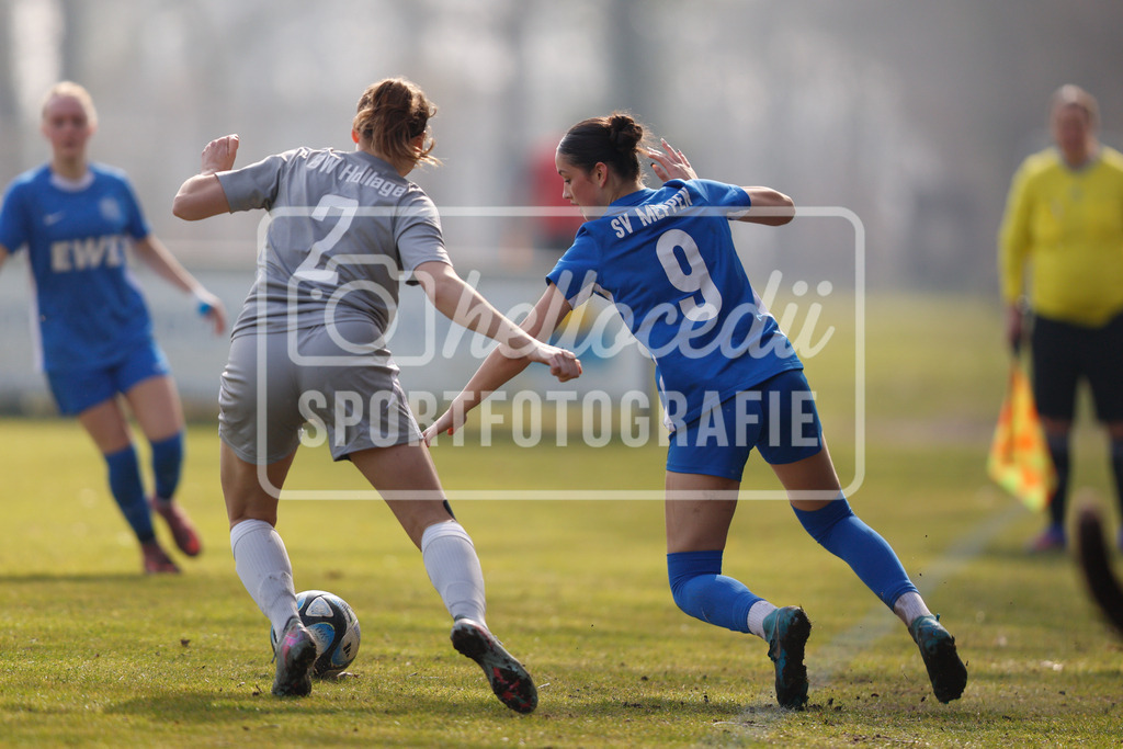 Fußball I Frauen I Saison 2025-2026 I Oberliga Niedersachsen I 15. Spieltag I SV Meppen 1912 e.v. U20 2 - BW Hollage -39 | Zweikampf zwischen Katleen Strunk (2, BW Hollage) Lina Schwarte (9, SV Meppen 1912 e.v.) - Realisiert mit Pictrs.com