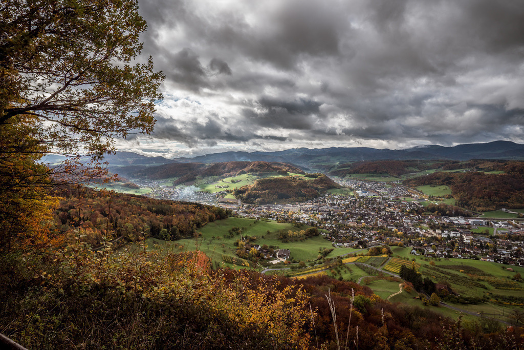 Blick von der Sissacherflueh | Schöne Fotografien aus der Stadt und der Natur zum bestellen oder selber hochladen. Druck auf Foto, Postkarte, Kalender, FineArt Hahnemühle, Alu-Dibond , Akustikbilder zur Absorption von Schall und Lärm etc. - Realisiert mit Pictrs.com