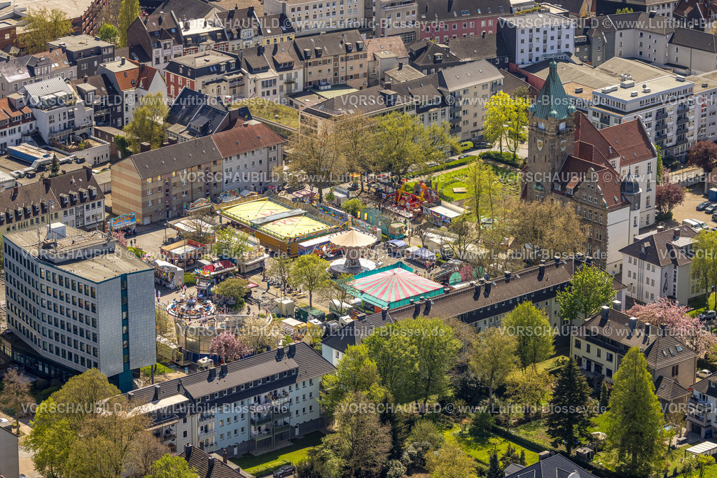 Hattingen230406827 | Luftbild, Frühjahrskirmes am Rathaus, auf dem Rathausplatz vor dem Finanzamt, Hattingen, Ruhrgebiet, Nordrhein-Westfalen, Deutschland