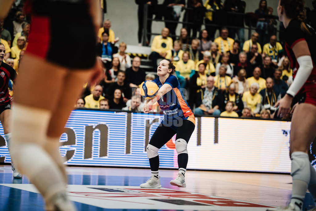 Volleyball | Frauen | Saison 2025/2026 | Volleyball Bundesliga | SSC Palmberg Schwerin vs. ETV Hamburger Volksbank Volleys | 18.10.2025 | Jana-Marie Meiser (#1, ETV Hamburger Volksbank Volleys) nimmt den Ball an