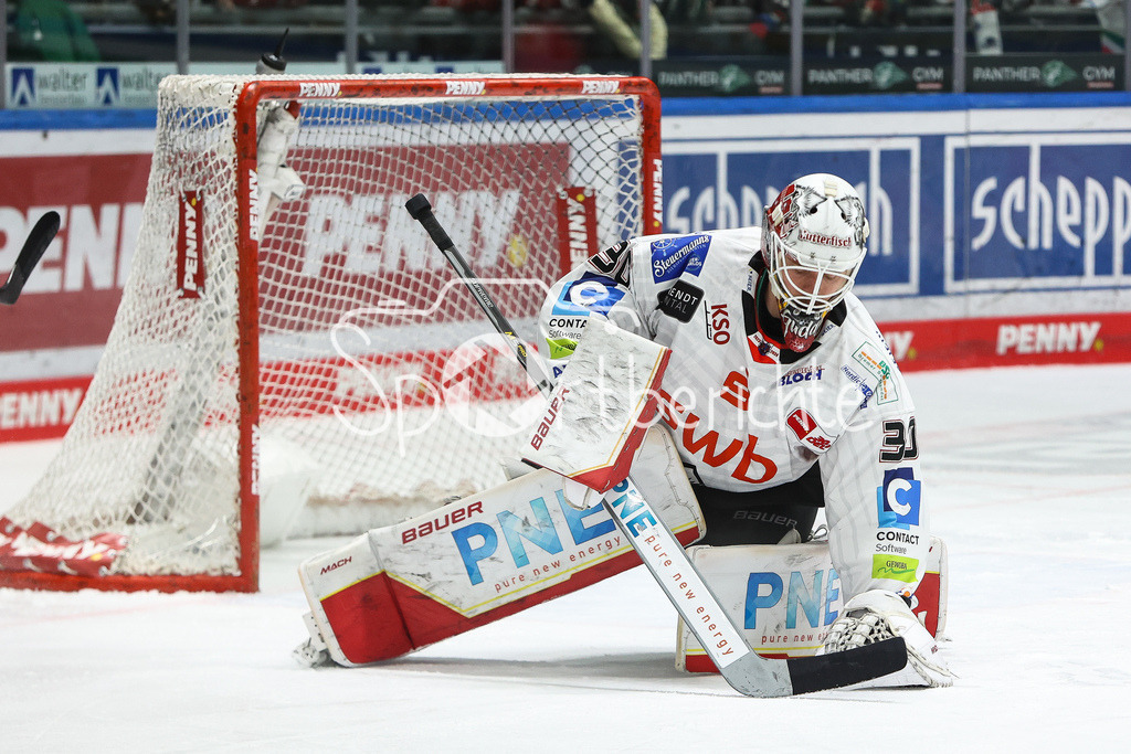 Augsburger Panther - Fischtown Pinguins | Krister GUDLEVSKIS (BHV #30) hat den Puck in seiner Fanghand / Freisteller / Einzelfoto