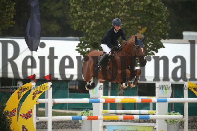 Villingendorf_2022_Prfg.Nr.08_zwei Phasen_Springprfg.Kl.M_Youngster_Pia-Luise Baur_Emeralldo 4 (5) | Alle Fotos der Reiterjournal Fotografin Doris Matthaes im Reiterjournal Online-Fotoshop. - Realisiert mit Pictrs.com