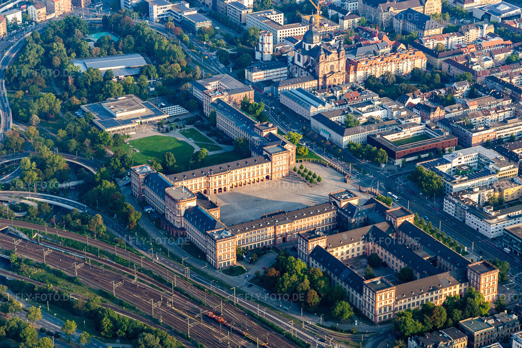 Luftbild: Barockschloss Mannheim im Ortsteil Innenstadt in Mannheim im Bundesland Baden-Württemberg in Deutschland. Foto: IMG_116875.jpg vom 25.08.2019 durch Werner Riehm/FLY-FOTO.de