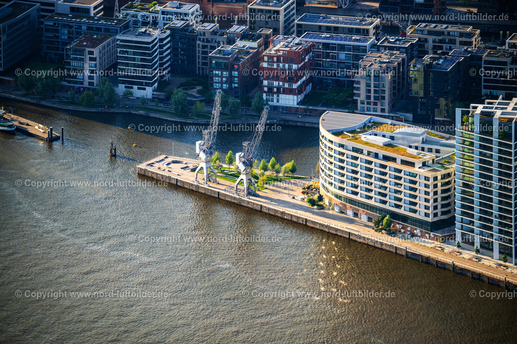 Hamburg_Hafencity_Strandhöft_Standkai_ELS_6408160625 | HAMBURG 16.06.2025 Neugestaltung des Platz- Ensemble auf dem " Strandhöft " an der Hübenerstraße im Ortsteil HafenCity in Hamburg, Deutschland. Weiterführende Informationen bei: Miralles Tagliabue EMBT. // Ensemble space an place on " Strandhoeft " on street Huebenerstrasse in the district HafenCity in Hamburg, Germany. Further information at: Miralles Tagliabue EMBT. Foto: Martin Elsen