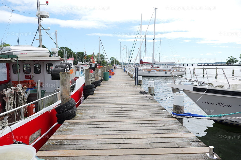 Anlegestelle im Hafen von Lauterbach | Anlegestelle im Hafen von Lauterbach für Fischerboote, Yachten und Segelboote - Realisiert mit Pictrs.com