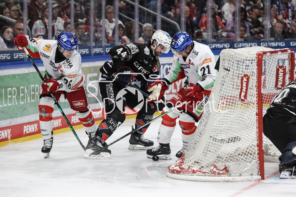 Eisbären Berlin - Augsburger Panther | im Duell Samuel SORAMIES (AEV #26) / Julian MELCHIORI (EBB #44) und Jere KARIJALAINEN (AEV #21) / Zweikampf