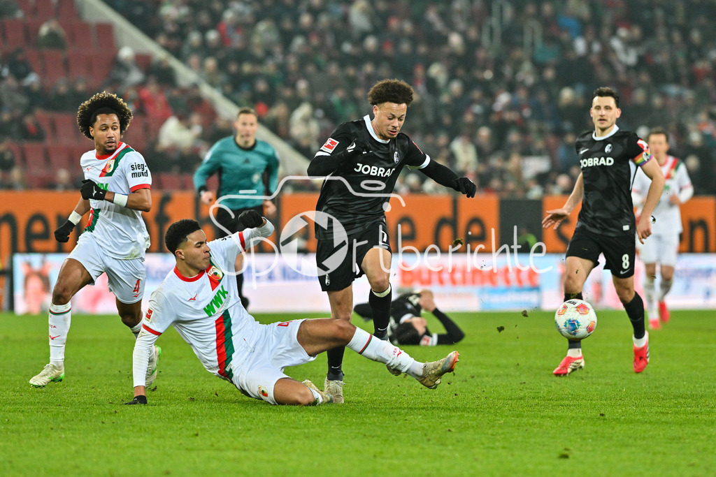 FC Augsburg - SC Freiburg | AUGSBURG, GERMANY - 18. JANUARY: im Duell Noahkai BANKS (FC Augsburg 40) und Derry Lionel SCHERHANT (SC Freiburg 7) während dem Bundesligamatch zwischen dem FC Augsburg und dem SC Freiburg am 18. Spieltag in der WWK-Arena / DFL REGULATIONS PROHIBIT ANY USE OF PHOTOGRAPHS AS IMAGE SEQUENCES AND/OR QUASI-VIDEO