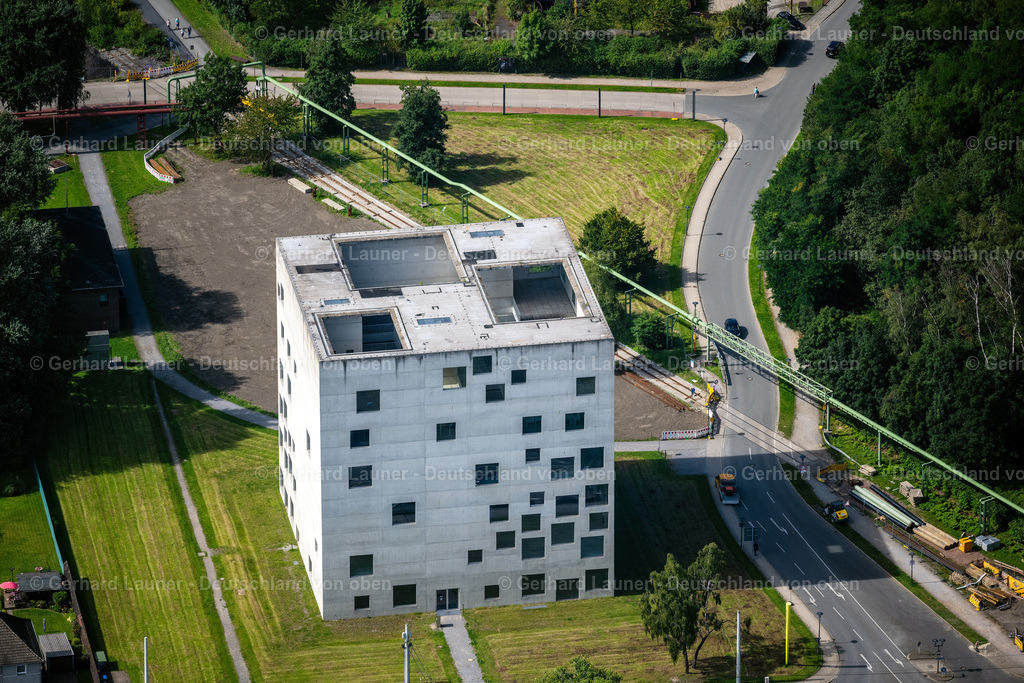 4050298 | ESSEN 25.08.2021 Viereckiges Kubus- Universitäts- Gebäude der Folkwang Universität der Künste - SANAA-Gebäude an der Gelsenkirchener Straße in Essen im Bundesland Nordrhein-Westfalen - NRW, Deutschland. Für den Eingang der Hauptzufahrt zum Gelände des Weltkulturerbes Zollverein sah der Masterplan der Architekten Rem Koolhaas / OMA einen städtebauliches Wahrzeichen vor. // University- area of Folkwang Universitaet of Kuenste on Gelsenkirchener Strasse in Essen in the state North Rhine-Westphalia, Germany. Foto: Gerhard Launer