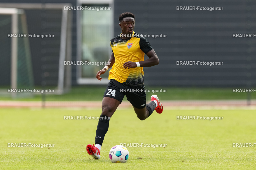 1_SVSKFC_20250726_1147.JPG -  - SV Schermbeck - KFC Uerdingen  - Testspiel | Schermbeck, Deutschland, 26.07.25: Kingsley Helmut Marcinek (KFC Uerdingen) in Aktion, am Ball, Einzelaktion während des Testspiel Spiels zwischen SV Schermbeck - KFC Uerdingen  in der Volksbank Arena am 26. July 2025 in Schermbeck, Deutschland. (Foto von Stefan Brauer/Brauer-Fotoagentur)