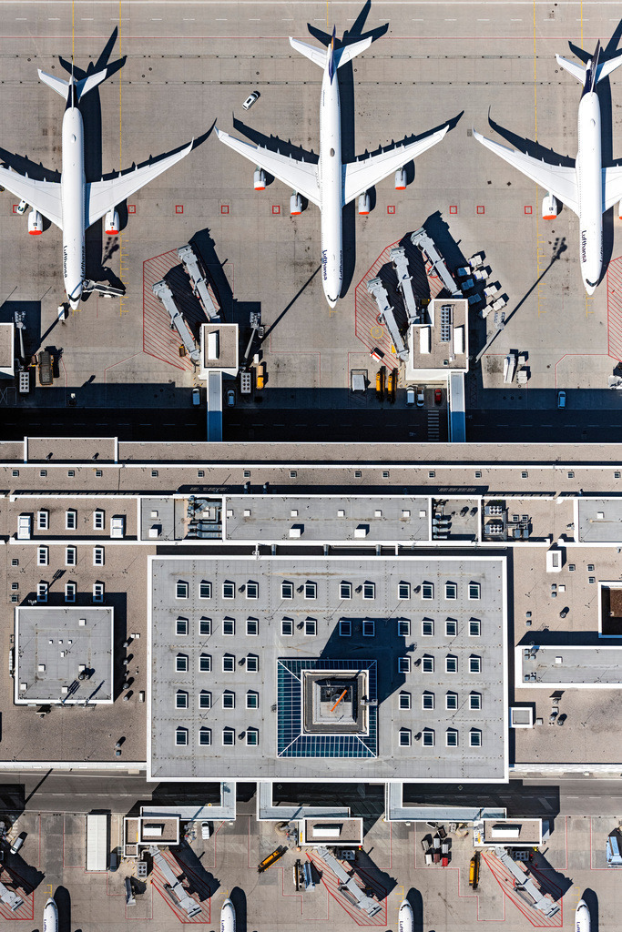 dr__0052282.jpg | MüNCHEN-FLUGHAFEN 23.04.2020 Parkende Flugzeuge der Lufthansa am Terminal, die aufgrund des Corona Lockdowns am Boden bleiben müssen, auf dem Gelände des Flughafen in München-Flughafen im Bundesland Bayern, Deutschland. // Dispatch building and terminals on the premises of the airport in Muenchen-Flughafen in the state Bavaria, Germany. Foto: Daniel Reiter