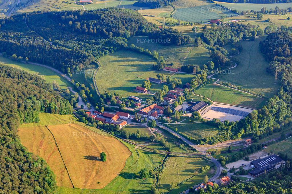 Luftbild: Haupt- & Landgestüt Marbach (ökologische Bewirtschaftung) im Ortsteil Marbach an der Lauter in Gomadingen im Bundesland Baden-Württemberg in Deutschland. Foto: IMG_67634.jpg vom 09.06.2014 durch Werner Riehm/FLY-FOTO.deZur nächsten Markierung springen