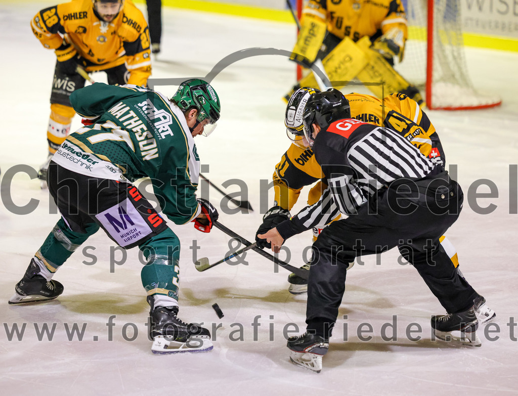 2026-02-27_117_TSV_Erding_gegen_EV_Fuessen | Erding, Deutschland, 27.02.2026:Eishockey, Oberliga Süd 2025 / 2026, 51. Spieltag, TSV Erding gegen EV Füssen, Endergebnis: 2:4Thomas Matheson (Erding Gladiators, #37), Marek Slavik (EV Füssen, #41)Foto: Christian Riedel / fotografie-riedel.net