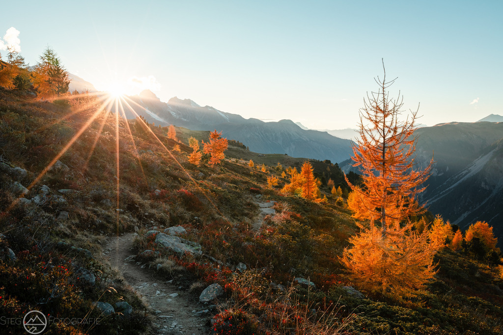 Herbst im Val Tuors | Herbstbild mit Lärchen aus der Region Bergün im GraubündenFormat 3:2 - Realized with Pictrs.com