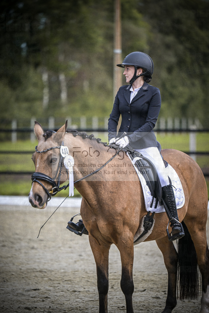 DOS_B285 | Entdecke hochwertige Reitturnierfotos von Foto Oger. Professionell, emotional und authentisch – jetzt Lieblingsmomente im Shop bestellen.Deutschlandweite Turnierfotografie. - Realisiert mit Pictrs.com