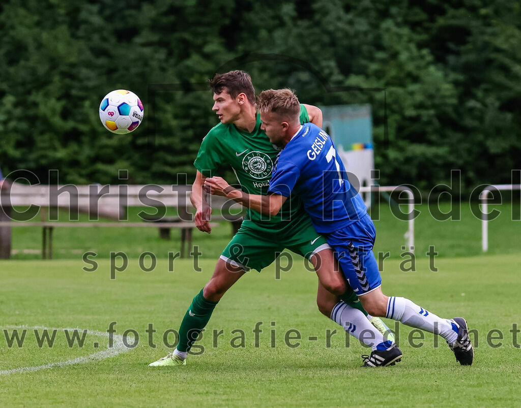 2023-08-04_094_FC_Forstern_gegen_FC_Langengeisling_II | Forstern, Deutschland, 04.08.2023:
Fußball, Kreisklasse 2023 / 2024, 1. Spieltag, FC Forstern gegen FC Langengeisling II, Endergebnis: 2:1

Bastian Keilhacker (FC Forstern, #4), Thomas Hinterwimmer (FC Langengeisling, #7)

Foto: Christian Riedel / fotografie-riedel.net