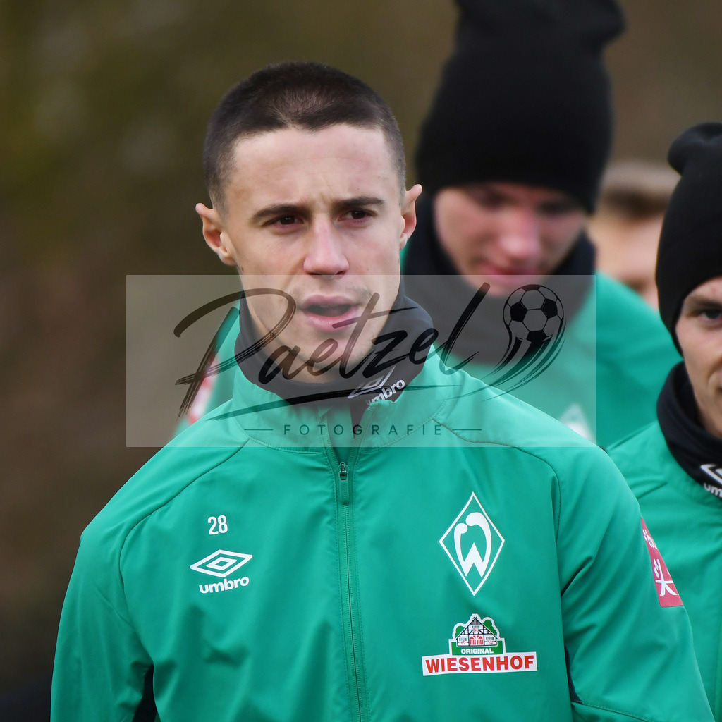 20200212_TRASVW_0051 | Fussball, Herren: Marco Friedl (Werder Bremen) schaut waehrend der Trainingseinheit des SV Werder Bremen auf dem wohninvest Weserstadion Trainingsplatz am 12.02.2020 in Bremen, Deutschland. - Realisiert mit Pictrs.com