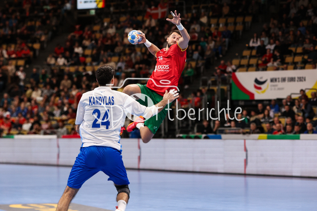 Portugal - Griechenland | Miguel MARTINS (POR #10) am Ball im Duell mit Petros KANDYLAS (GRE #24) / Zweikampf