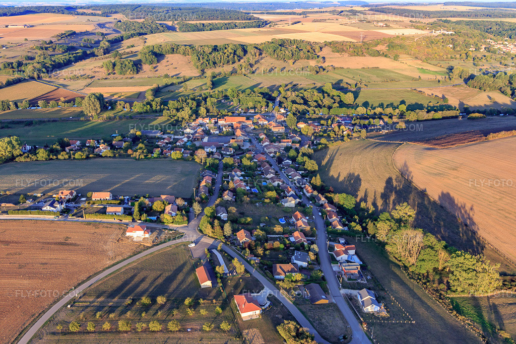 Aerial view: View of the town from the southwest in Pierreville in the state Meurthe et Moselle, France. – Photo: IMG_117891.jpg taken on 09/14/2019 by Werner Riehm/FLY-FOTO.com – Resolution of the original: 5472 x 3648 px