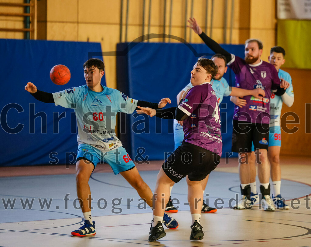2024-01-28_068_SpVgg_Altenerding_II_gegen_HSG_Schwab-kirchen | Erding, Deutschland, 28.01.2024:
Handball, Bezirksklasse Männer Staffel Süd West 2023 / 2024, 9. Spieltag, SpVgg Altenerding gegen HSG Schwab/kirchen, Endergebnis: 30:24

Kilian Gasteiger (HSG Schwab/kirchen, #60), Simon Dybilasz (SpVgg Altenerding, #42)

Foto: Christian Riedel / fotografie-riedel.net