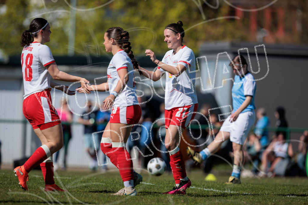 Gipfeltreffen der Frauen: Finale um den Sachsenlotto Landespokal 2026 | Am 1. Mai 2026 trafen im Endspiel des Sachsenlotto Landespokals die Frauen des Chemnitzer FC und die zweite Mannschaft von RasenBallsport Leipzig aufeinander. Vor stimmungsvoller Kulisse kämpften beide Teams ab 15:00 Uhr um die begehrte Trophäe des sächsischen Fußballs. Diese Galerie zeigt die Highlights, packende Zweikämpfe und die emotionalsten Momente des Finaltags. - Realisiert mit Pictrs.com