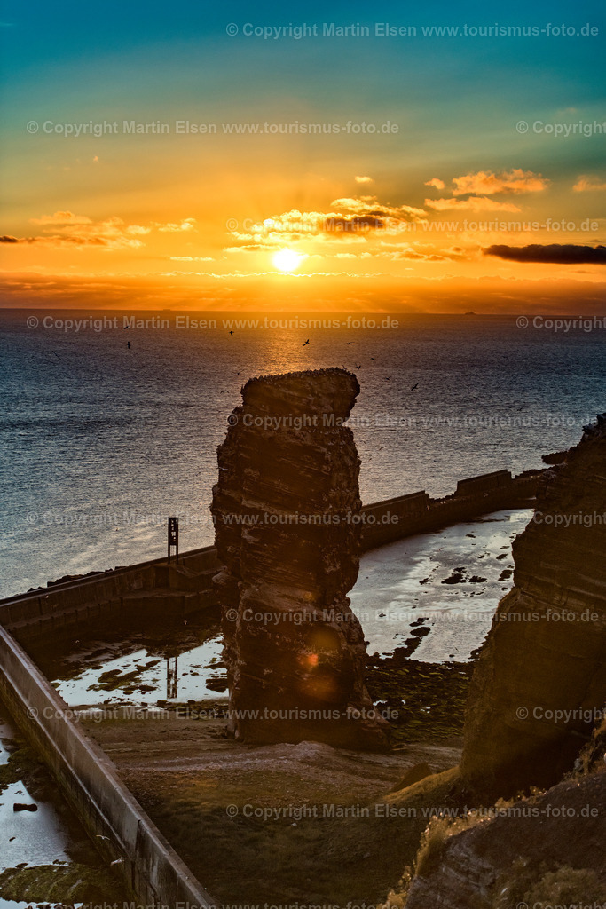 Helgoland Lange Anna_ELS_2641030818 | Helgoland - Aufnahmedatum: 31.07.2018, Aufnahmehöhe:  m, Koordinaten:  - , Bildgröße: 5504 x  8256 Pixel - Copyright 2018 by Martin Elsen, Kontakt: Tel.: +49 157 74581206, E-Mail: info@schoenes-foto.deSchlagwörter:Schleswig-Holstein,Landkreis Pinneberg,Düne,Hochseeinsel,Börteboote,Meer,Küste,Halunder,Oberland,Unterland,Strand,Seehunde,Robben,Lange Anna,Felsen,Roter Felsen,Luftbild,Luftbilder,Bastölpel - Realisiert mit Pictrs.com