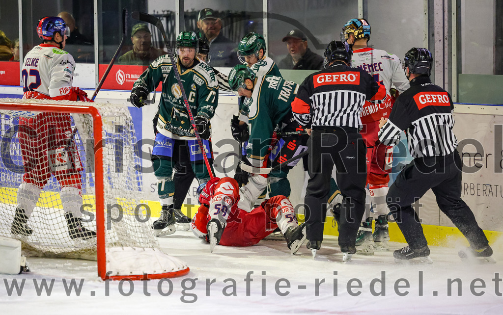 2025-11-16_141_TSV_Erding_gegen_Selber_Woelfe | Erding, Deutschland, 16.11.2025:Eishockey, Oberliga Süd 2025 / 2026, 17. Spieltag, TSV Erding gegen Selber Wölfe, Endergebnis: 3:1Richard Gelke (Selber Wölfe, #92), Philipp Michl (Erding Gladiators, #77), Erik Modlmayr (Erding Gladiators, #21), Louis Trattner (Erding Gladiators, #7), Maximilian Gläßl (Selber Wölfe, #59), Erik Nemec (Selber Wölfe, #14)Foto: Christian Riedel / fotografie-riedel.net