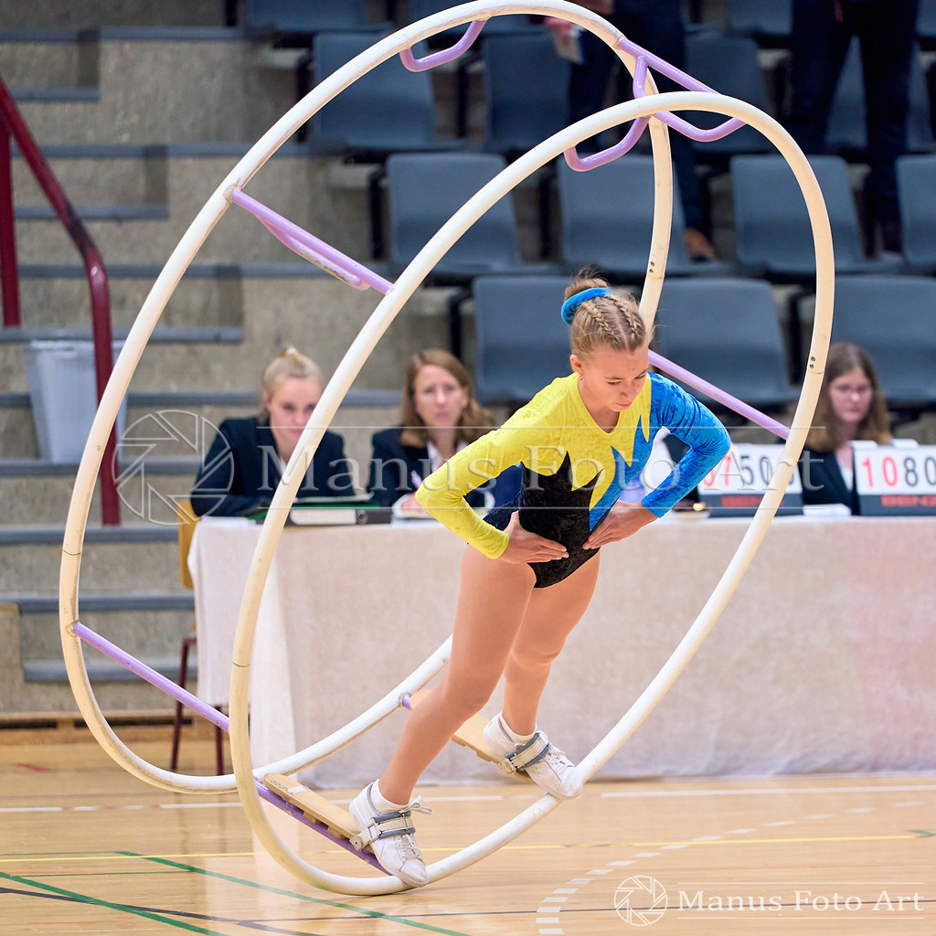 2024-11-09-4-D-DSC02244 | Professionelle Sportfotografie in Hamburg, Schleswig-Holstein und Niedersachsen – spezialisiert auf Rhönrad, Geräteturnen, Leistungsturnen und rhythmische Sportgymnastik. Bundesweite Begleitung von Rhönrad-Events. Jetzt Sport-Fotos - Realisiert mit Pictrs.com