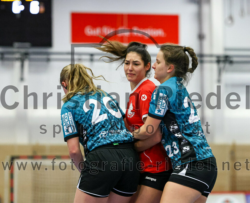 2022-11-27_054_SV_Anzing_gegen_HT_Muenchen_II | Anzing, Deutschland, 27.11.2022:
Handball, Bezirksliga 2022 / 2023, 7. Spieltag, SV Anzing gegen HT München II, Endergebnis: 28:32

Stephanie Rühl (HT München, #20), Laura Greppmair (SV Anzing, #15), Lucie Hartmann (HT München, #23)

Foto: Christian Riedel / fotografie-riedel.net