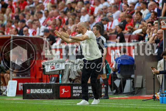 29.08.2026, GER, Fussball, Herren, Bundesliga , 1. Bundesliga, Saison 2026/2027, 1. FC Köln - TSG 1899 Hoffenheim | Christian Ilzer (TSG) gestikuliert, Gestik
