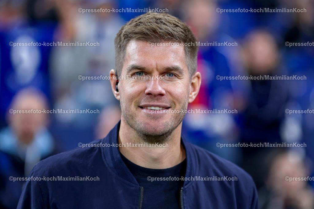 S0413092501009 | 13.09.2025, Fußball, FC Schalke 04 - Holstein Kiel, 5.Spieltag, 2. Fußball Bundesliga, Veltins-Arena Gelsenkirchen, Saison 2025 2026: Simon Terodde (Moderator und ehem. Fußballspieler)DFB regulations prohibit any use of photographs as image sequences and or quasi-video.