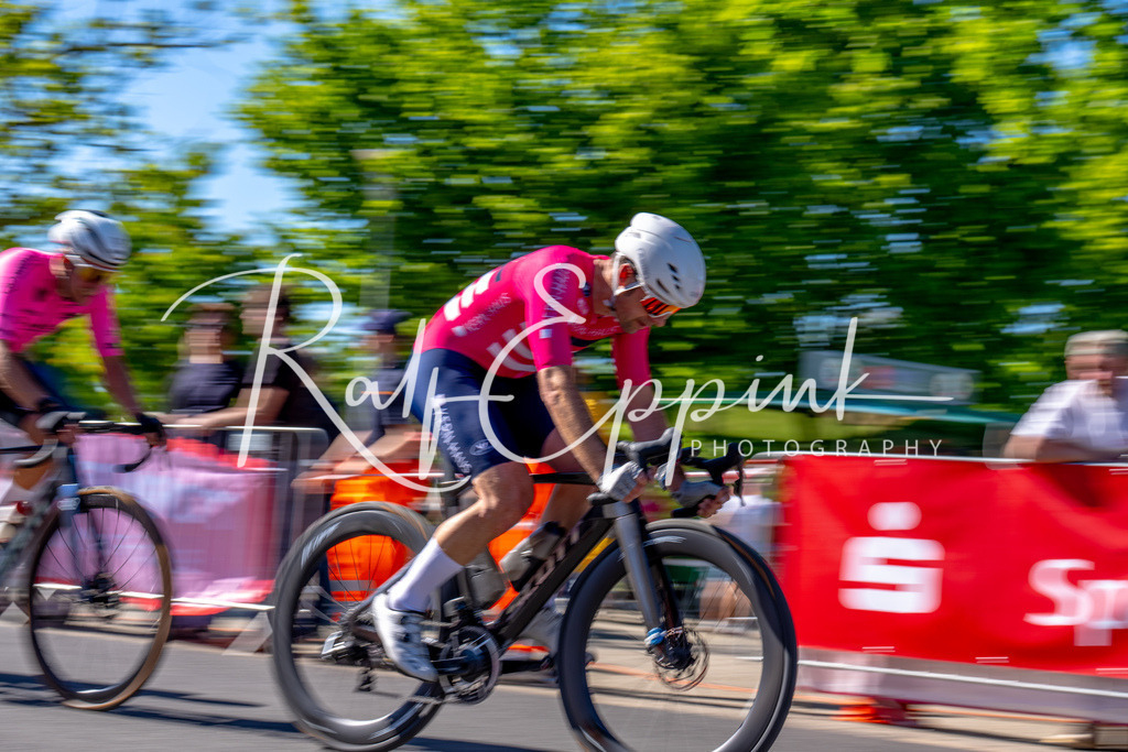 Spurt in den Mai 2026 - Großer Preis der Sparkasse Neuss | Annual one-day road cycling race "Großer Preis der Sparkasse Neuss" held in Büttgen, Germany, organized by VfR Büttgen 1912 e.V. The event features multiple races across all age categories from U11 youth to Elite men. - Realisiert mit Pictrs.com
