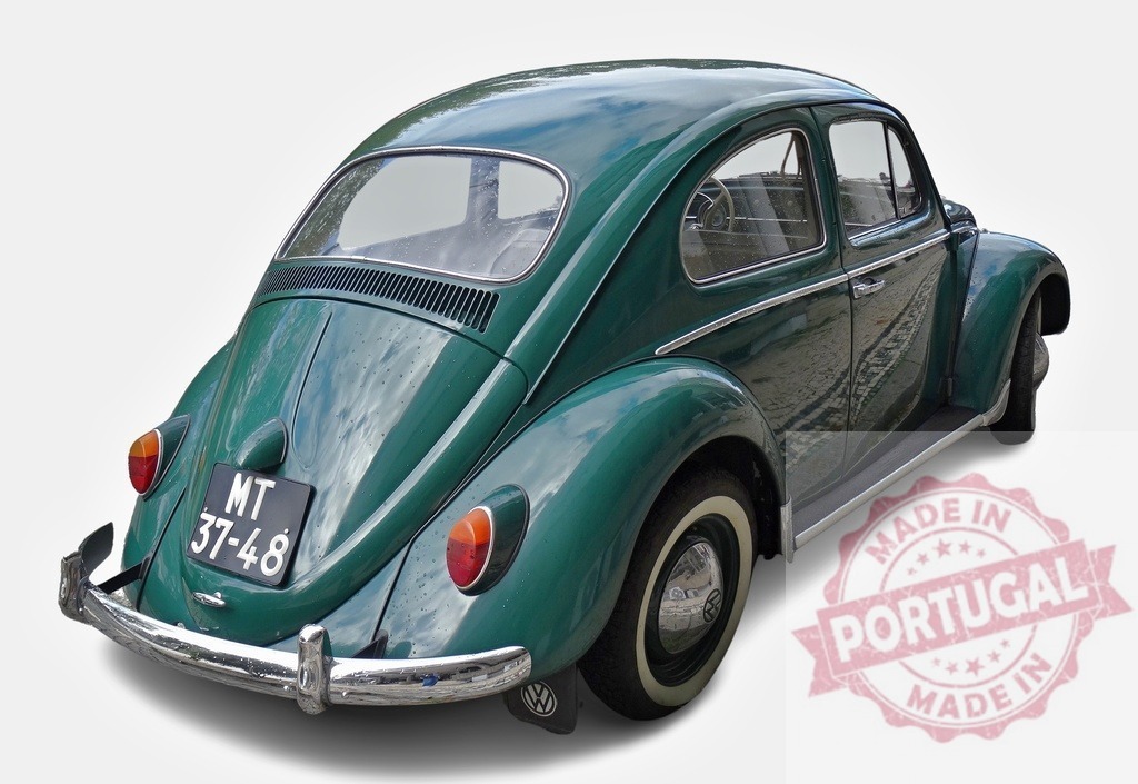 Classic green Volkswagen Beetle car parked on white background | Shiny vintage Volkswagen Beetle car parked on a white background, viewed from the rear - Realisiert mit Pictrs.com