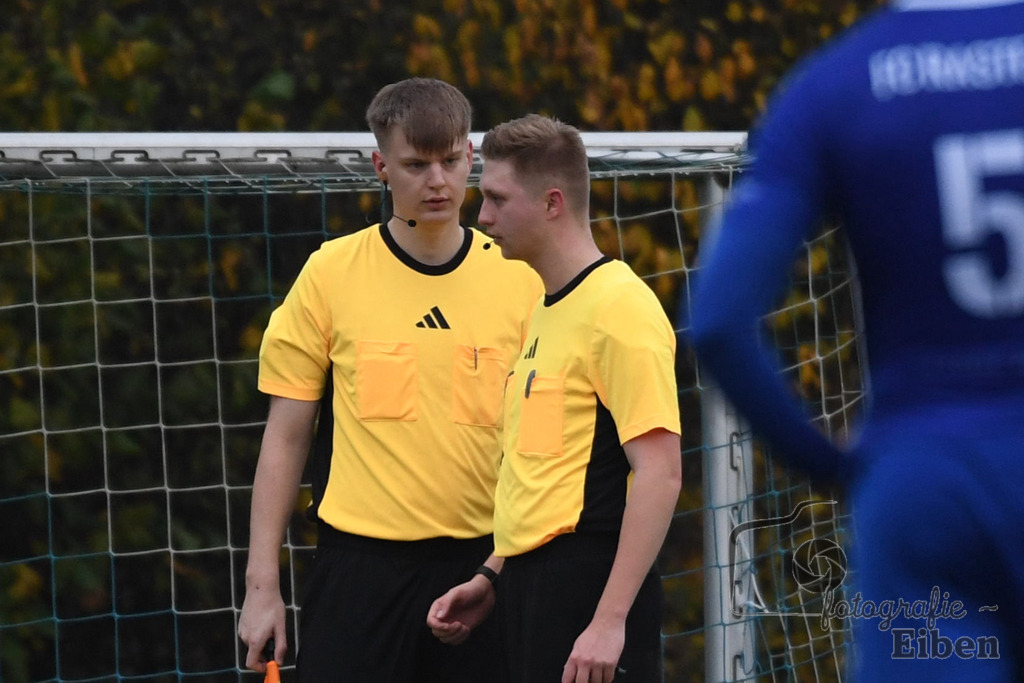 FC Rastede-VfL Wildeshausen | Herren Bezirksliga 2; FC Rastede (blau)-VfL Wildeshausen (rot) am 09.11.2025 in Rastede (Sportanlage Köttersweg), Photo: Philip Eiben 2025 - Realisiert mit Pictrs.com