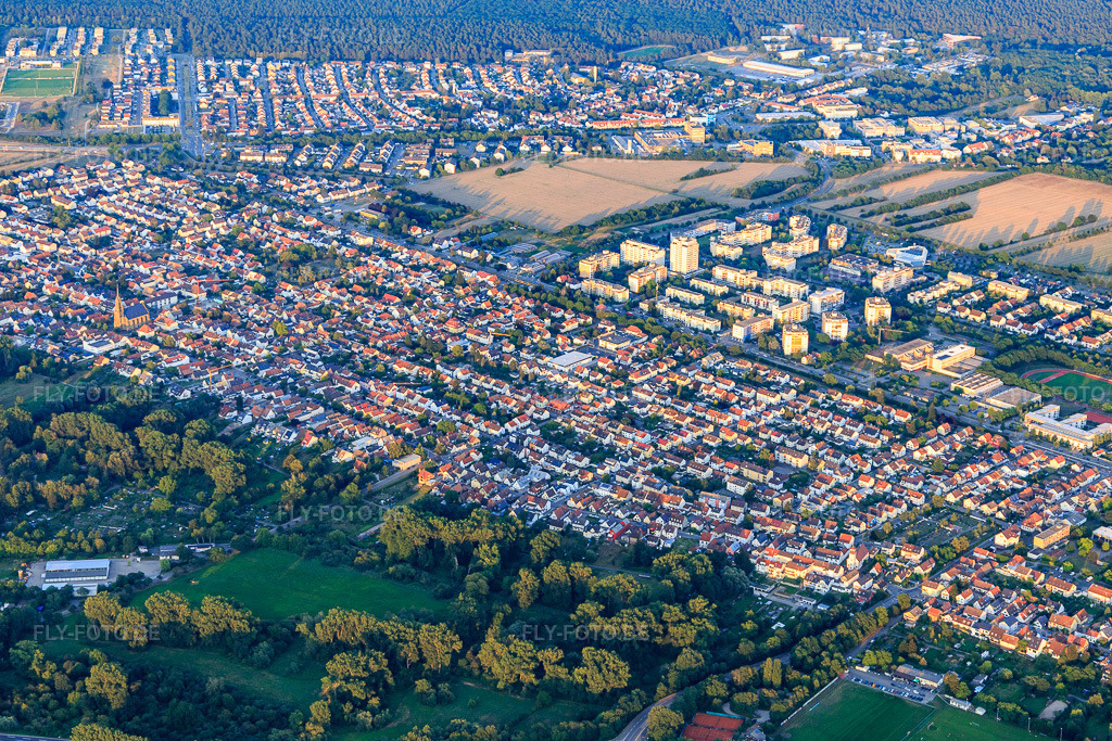 Luftbild: Zwischen Unterfeldstraße und Neureuter Hauptstraße im Ortsteil Neureut in Karlsruhe im Bundesland Baden-Württemberg in Deutschland. Foto: IMG_109231.jpg vom 25.07.2018 durch Werner Riehm/FLY-FOTO.de
