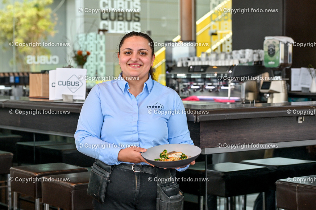 Cubus Restaurant_ 23.02.2024-4 | 23.02.2024, Linz, AUT, AEC, Cubus im Bild Sandra (Kellnerin) mit Heilbutt auf Fregola Sarda, Mandelbrokkoli und Sauce Hollondaise