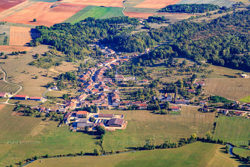 Aerial view: View of the town from the south in Attignéville in the state Vosges, France. – Photo: IMG_118528.jpg taken on 09/16/2019 by Werner Riehm/FLY-FOTO.com – Resolution of the original: 5472 x 3648 px