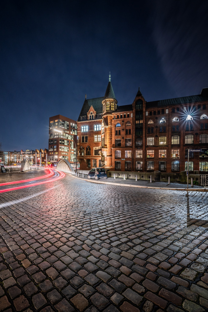 10260211 - Nächtliche Speicherstadt | Blick auf die Neuerwegsbrücke in der Speicherstadt bei Nacht.