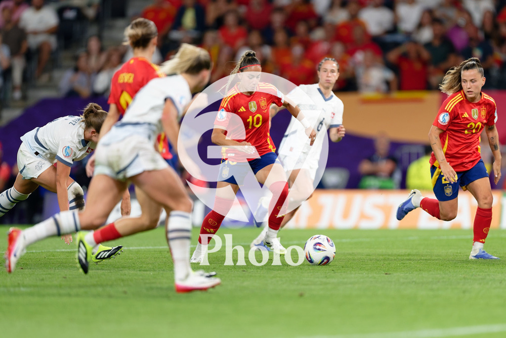 Spain v Switzerland - UEFA Women's EURO 2025 Quarter-Final | BERN, SWITZERLAND - JULY 18: Athenea of Spain runs with the ball during the UEFA Women's EURO 2025 Quarter-Final match between Spain v Switzerland at Stadion Wankdorf on July 18, 2025 in Bern, Switzerland. (Photo by Giuseppe Velletri/Sports Press Photo/Getty Images)
