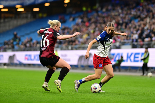 Fußball I Frauen I Saison 2025-2026 I Bundesliga I 10. Spieltag I Hamburger SV - 1. FC Nürnberg I 45803 | Aleigh Gambone (16, 1. FC Nürnberg) Leni Marie Eggert (29, Hamburger SV) - Realisiert mit Pictrs.com